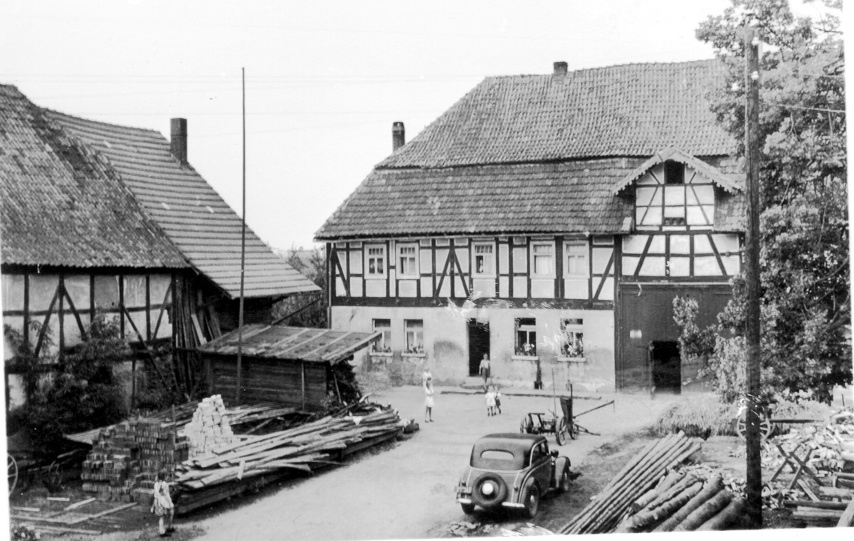 Innenhof des Gutes mit Scheune und Schreinerwerkstatt | Quelle: Archiv Heimat- und Verkehrsverein Kleinensee
